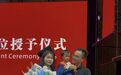 左手毕业证右手抱娃 湖北一高校毕业典礼“含娃量”极高