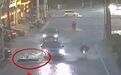 “尽快回家，别着凉了”！景德镇一电动车在暴雨中侧翻，民警奋力施救