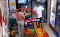 安徽一男子进店买中华烟，两条烟到手后，转身骑车就跑