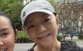 65岁宋丹丹在北京逛街被偶遇！穿着背心和小短裤状态好