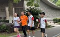有爱无碍！华泰小学学子公益陪跑 用一根细绳传递温暖与信任