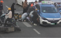 晚高峰，呼市十余人抬起一辆出租车