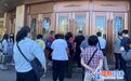 黄金回到“8”字头，实探金店：柜台被挤爆，请假、刷空卡也要买