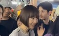 56岁鲁豫现身河北，生图下身材瘦弱膝盖凸出，换发型后变得年轻了