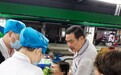 安庆一菜市场内，热心市民合力救助突发疾病老人
