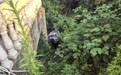八旬老人离家两天被困山林 民警辅警背着老人走出丛林
