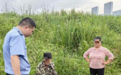 八旬老人失联两天 民警荒地紧急搜救平安找回