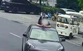 阜阳一男子为博取网络流量趴卧行驶中的汽车车顶，交警：罚！