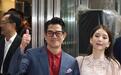 60岁郭富城马场搂妻子秀恩爱！方媛穿粉衬衫搭9分裤，娇俏可人