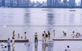 江滩戏水市民增多 安保人员现场守护