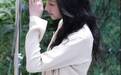 关晓彤身着米白西装搭配黑色蕾丝长裙 清冷温婉氛围感拉满