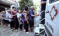 资溪流动体检车开到村口，村民排队等候检查