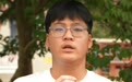 雨中搀扶摔倒老人　初中毕业生获学校表彰