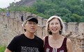 79岁林子祥和老婆叶蒨文到北京走万里长城