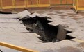 安徽一街道路面发生塌陷，工作人员回应：或为化粪池塌陷所致