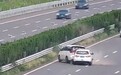7人滞留高速路故障车后方，交警喊话撤离，2分钟后该车遭追尾
