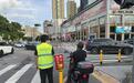 路口“暖心”值守——西乡街道河东社区开展 电动自行车交通劝导行动