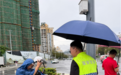 阴雨天气守秩序 西乡桃源社区开展路口电动车安全劝导治理