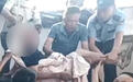 92岁老人修瓦被困屋顶 警民携手施救