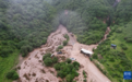 直击甘肃渭源山洪搜救现场：降雨持续　大量车辆损毁