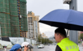 阴雨天气守秩序 桃源社区开展路口电动车安全劝导治理