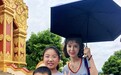 51岁金巧巧带孩子现身云南旅游被偶遇