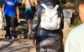 36℃高温天穿羽绒服爬山？ 景区回应