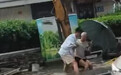 战士积水路段抱救老人，海口街头这一幕太暖了！