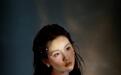 陈都灵身着白色缎面无袖长裙 气质清透温婉