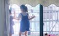 【#高温天工人楼外作业孩童隔窗递水#】近日，安徽，高温天气工人师傅在