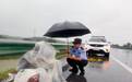 男子大雨中蜷缩路边瑟瑟发抖，共青城警民助其千里归家