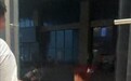 狂风中关门玻璃突然爆裂！安徽一女子被扎伤，店方回应