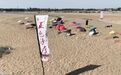 鸣沙山下“埋沙”　游客沉浸式体验敦煌沙疗独特魅力