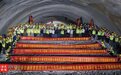 G98环岛高速公路大三亚段扩容工程六罗隧道双幅贯通