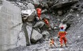 最新组图：救援人员在吉隆口岸核心区地毯式搜救