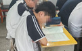 安徽一初三男生脊背难以挺直，桌椅无法适配高个子学生引关注