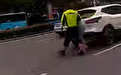 安徽男子开车途中接到母亲去世噩耗，情绪崩溃大哭无法驾车“我没有妈妈了”，交警接过方向盘送其一家赶往老家