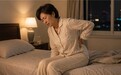 从深夜痛醒，到不敢远行。谁在看见被骨痛困住的老年人