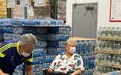 洪金宝现身深圳超市，花衫粉口罩抢眼，为健康曾三年不吃餐蛋面