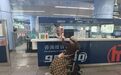 东北轮椅女孩来杭一年多，工作人员记下通勤时间，每日铺好踏板