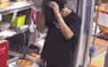“店员故意将头屑撒到食物上”，知名餐饮品牌翻车