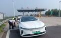 河北高速集团青银分公司赵村收费站：热情帮助爆胎车辆顺利启航