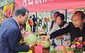 村支书摊位前吆喝“福禄”　甘肃华亭庭院好物出圈吸睛