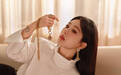 杨紫身着黑白套装亮相金鹰奖 角逐最佳女主角奖项
