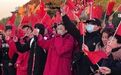 #万人齐聚泰山之巅迎日出#【#国庆节泰山之巅遍染中国红#，这是刻在国