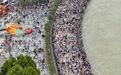 【国庆首日上海外滩滨水区瞬时客流近3万人】据上海黄浦公众号消息，截至