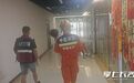 男童攀爬采光玻璃顶遇险 长沙消防紧急救援化险为夷