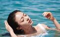 赵今麦白色花边泳衣海边戏水 湿发造型明媚纯欲