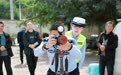 首次与国旗合影　山村老人收获专属国庆仪式感