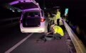 夜间高速爆胎司机无法处理　警察蜀黍秒变“修车工”